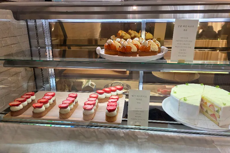 다양한 디저트 쇼케이스