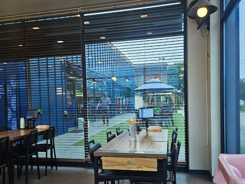 오가국수 외부 테이블