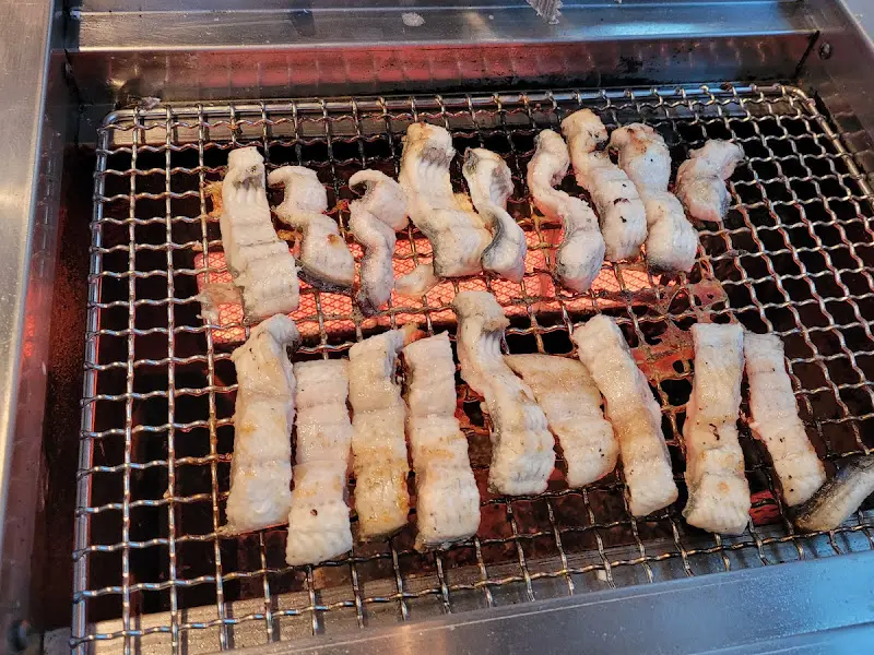 숯불 위에서 맛있게 익어가는 장어