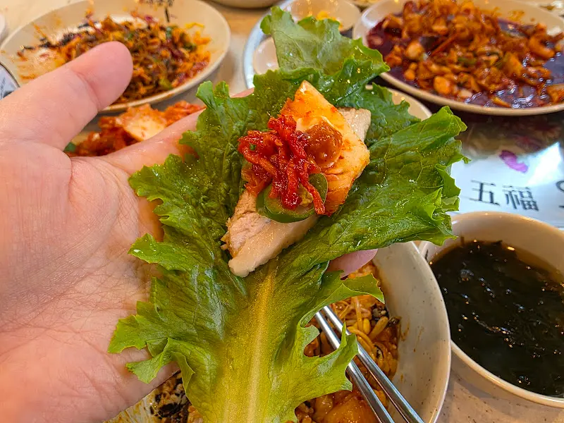 싱싱한 쌈채소에 보쌈을 싸서 한 입!