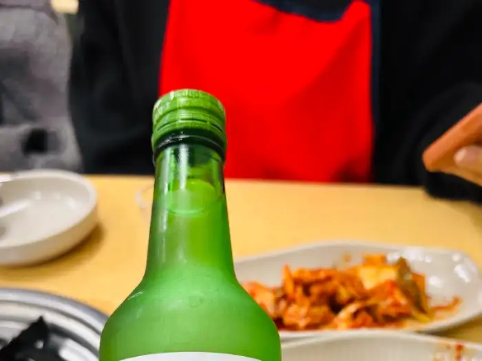 소주병과 반찬
