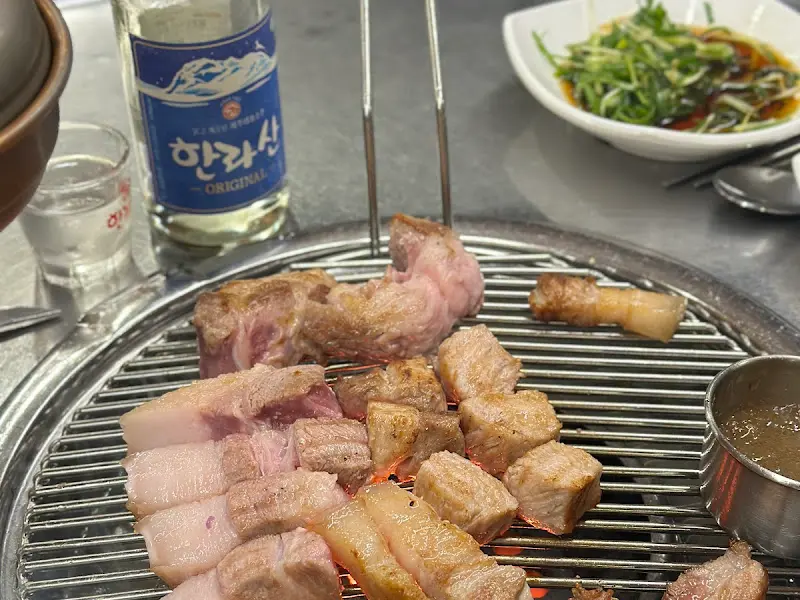 숯불 위에서 익어가는 흑돼지 오겹살