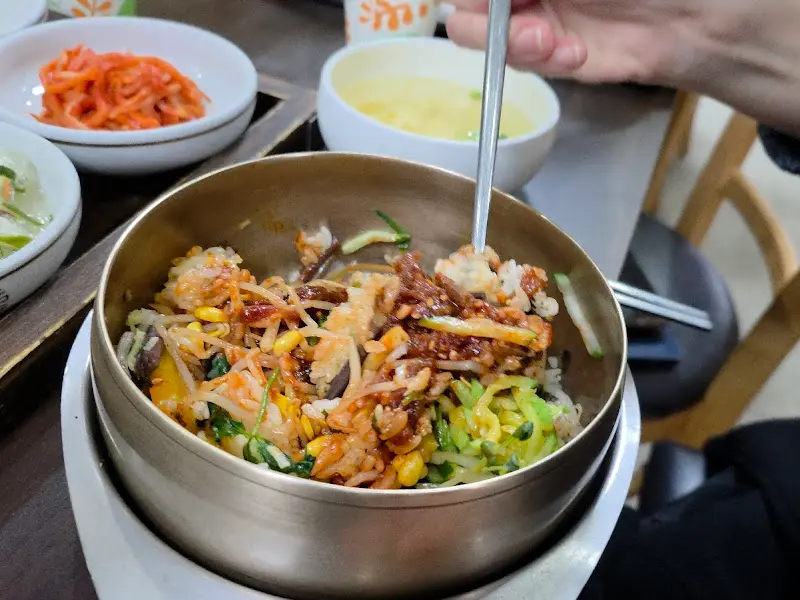 비빔밥을 비비는 모습