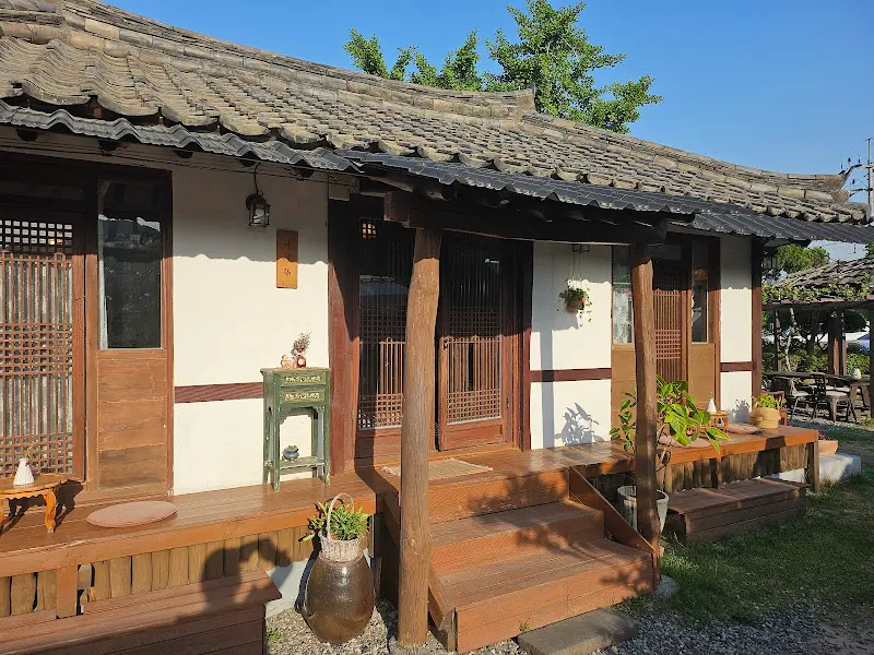 고즈넉한 분위기의 한옥 건물