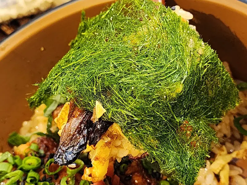 계란밥 위에 올려진 해초