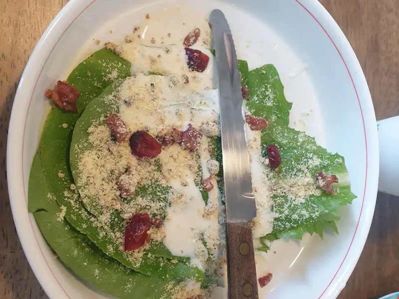 신선한 채소가 듬뿍 들어간 샐러드