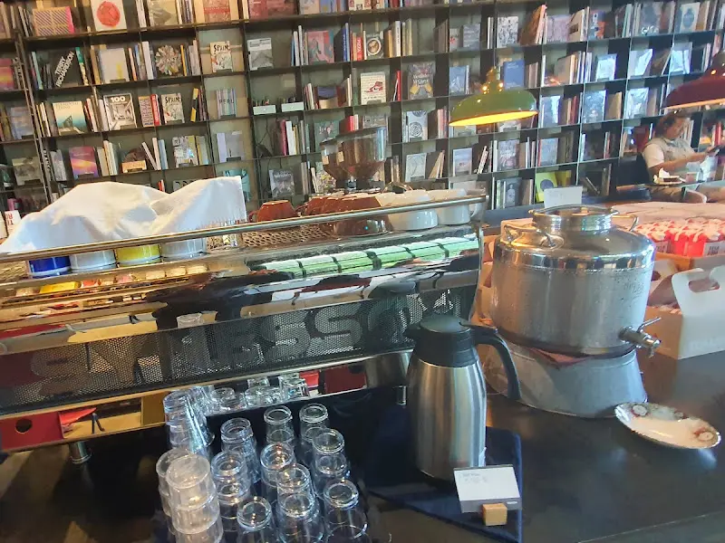 책으로 가득 찬 벽면