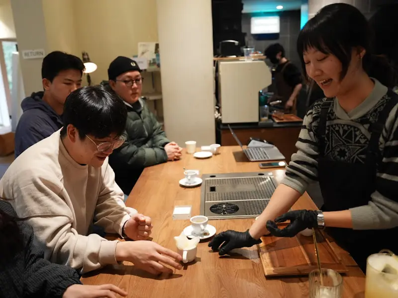 커피 오마카세를 즐기는 손님들의 모습