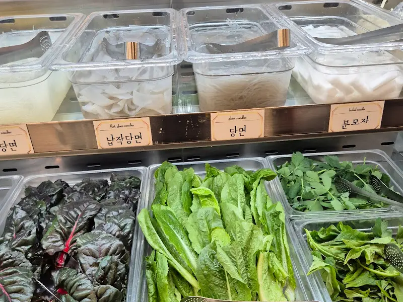 다양한 면 종류가 있는 샐러드바