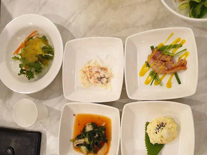 다채로운 밑반찬 구성