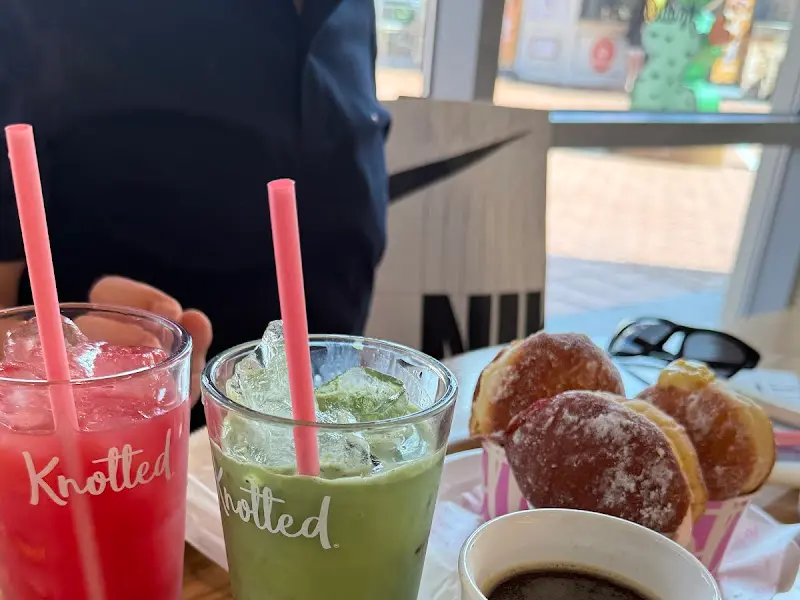 다양한 음료와 도넛