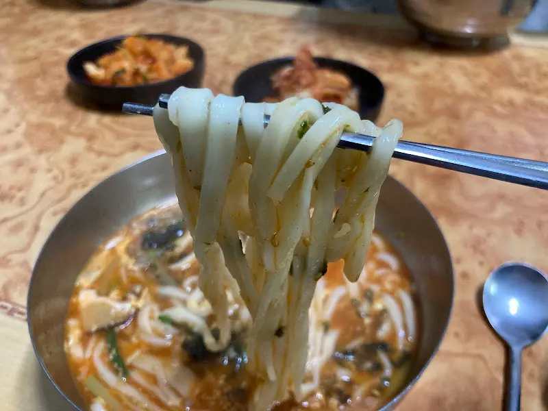 젓가락으로 집어 올린 면발