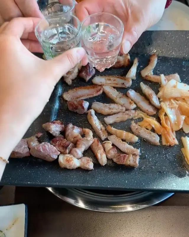 술잔을 기울이는 모습