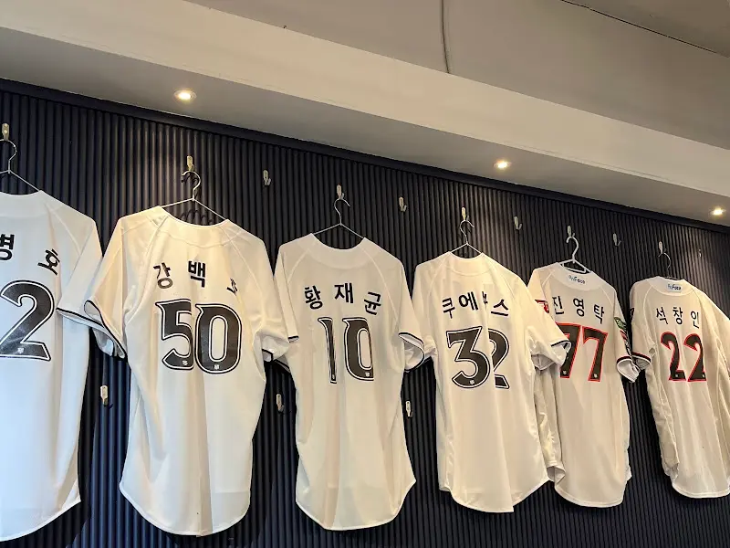 가게 내부 야구 유니폼