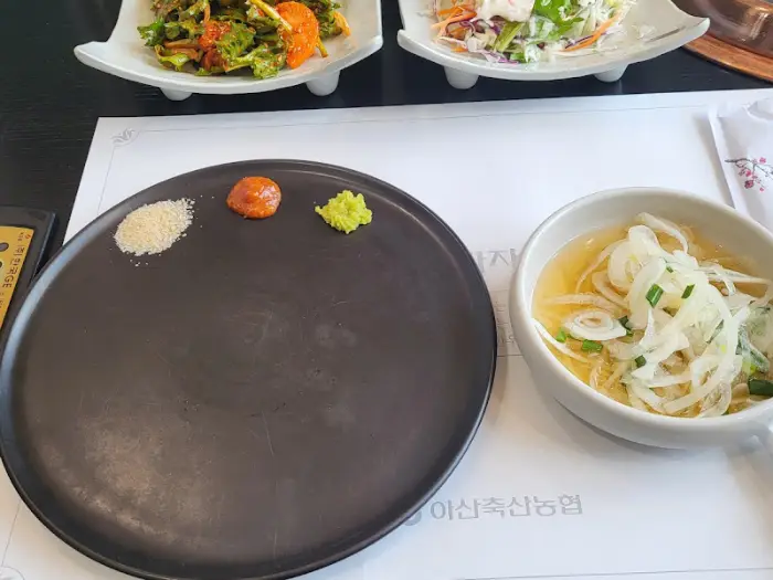 앞접시와 소스와 함께 준비된 식기 세트