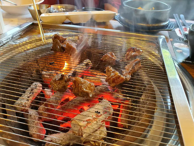 숯불 위에서 익어가는 갈비