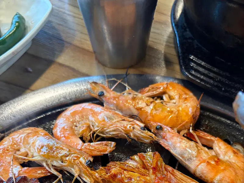 숯불 위에서 노릇하게 익어가는 새우