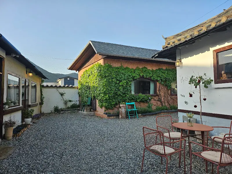 저녁 노을이 아름다운 카페 외부 전경