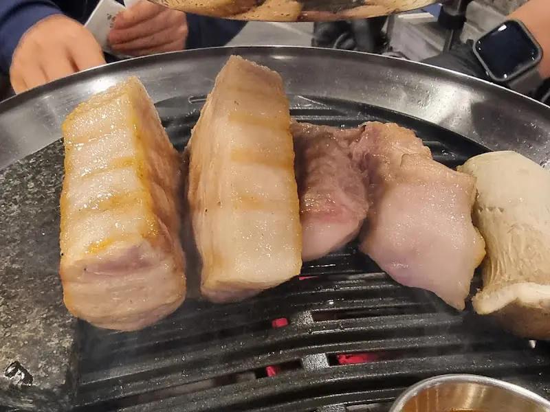 숯불 위 삼겹살