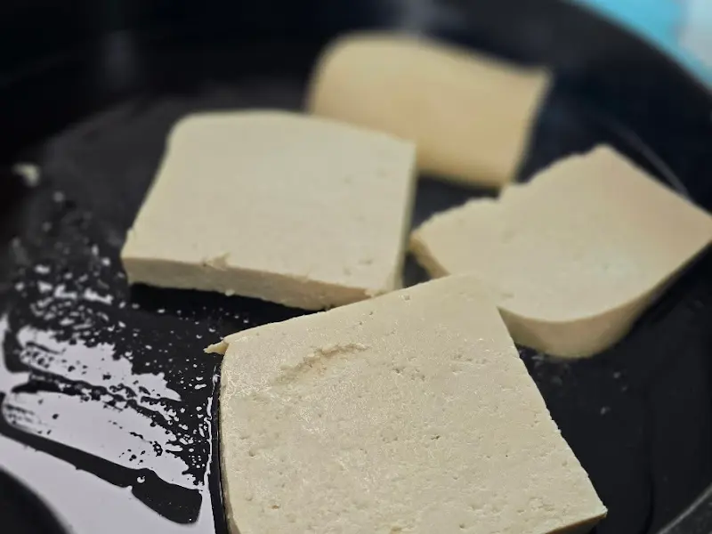 팬에 구워지는 두부