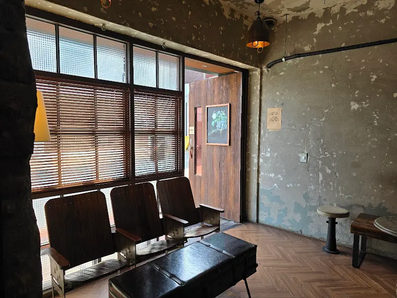 Coffee Plaza의 창가 좌석