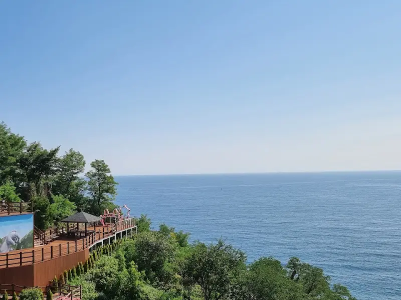 탁 트인 푸른 바다와 하늘이 맞닿은 아름다운 풍경