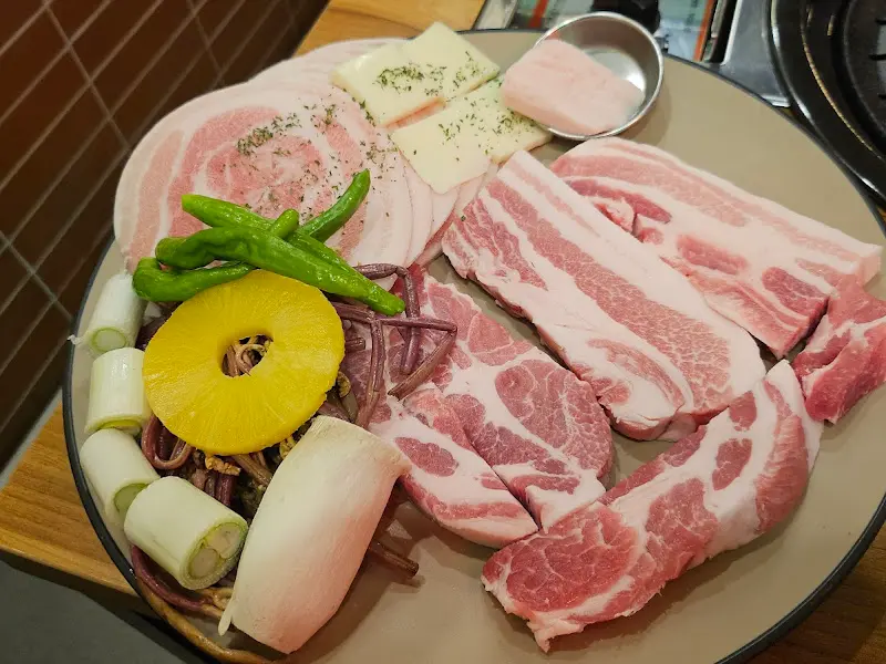 고기, 파인애플, 버섯 등이 담긴 접시