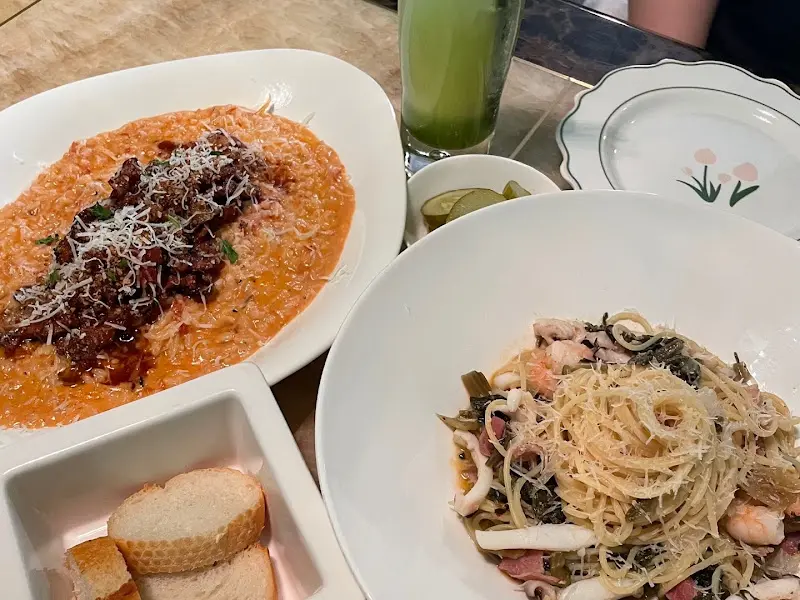 정갈하게 담겨 나온 파스타와 피클