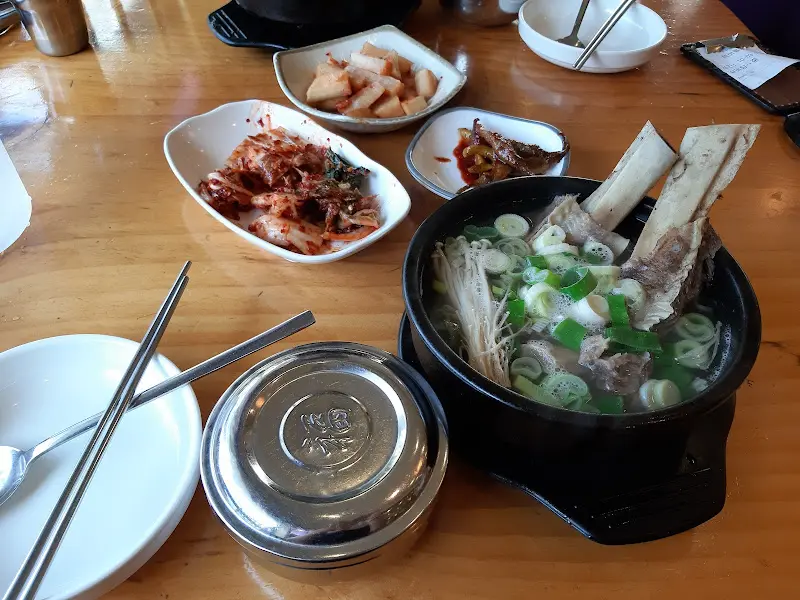 갈비탕과 반찬이 테이블 위에 놓여있는 모습