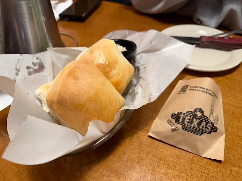 따뜻한 식전빵과 시나몬 버터