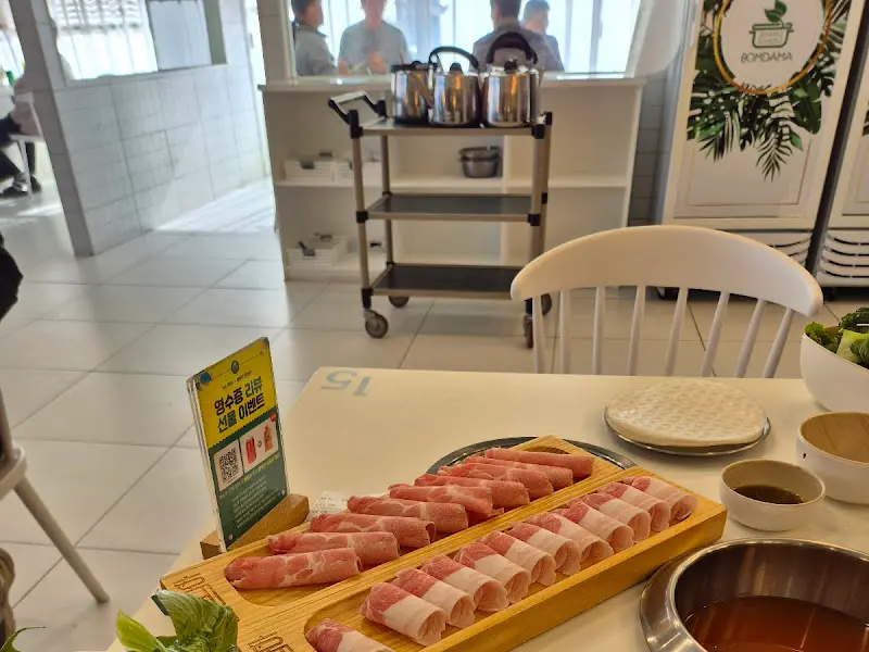 고기와 야채, 육수가 준비된 테이블