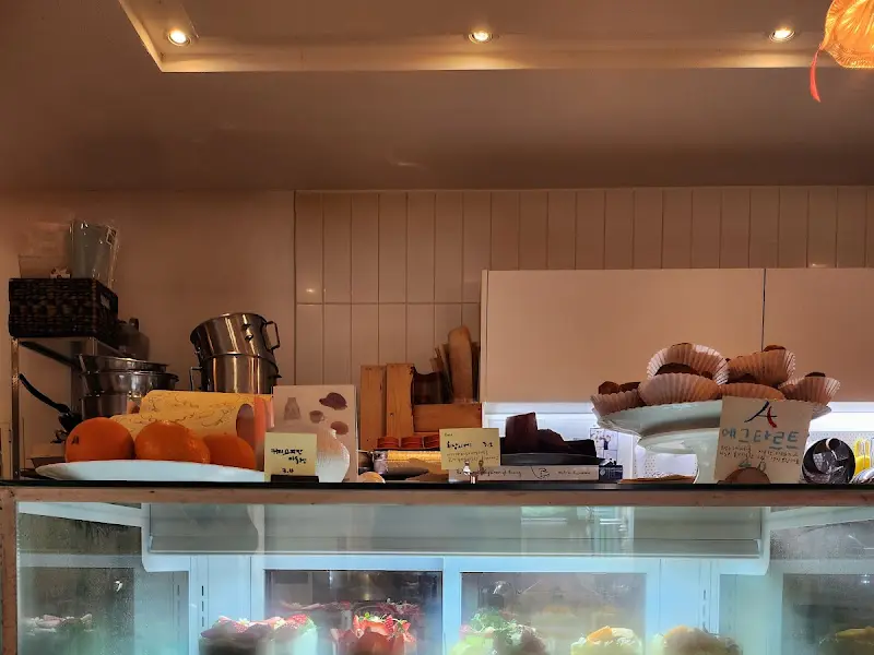 다양한 디저트가 진열된 쇼케이스