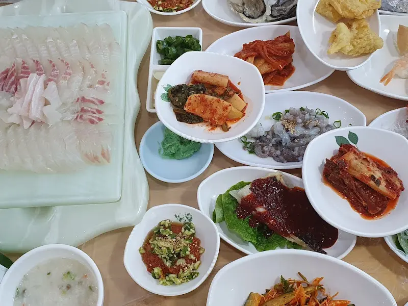 푸짐하게 차려진 활어회 정식 한상차림