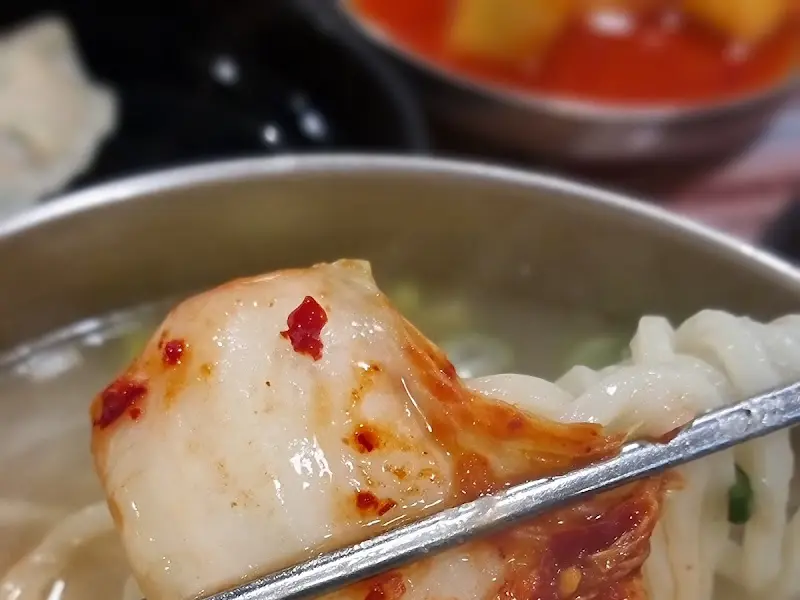 김치와 함께 먹는 칼국수