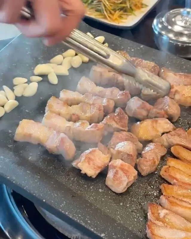 직원분이 고기를 구워주는 모습