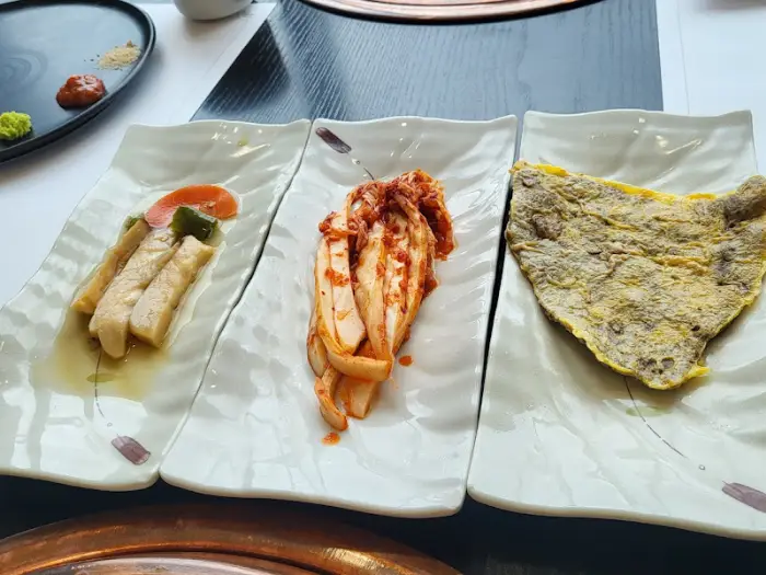 여러 가지 밑반찬이 담긴 접시들