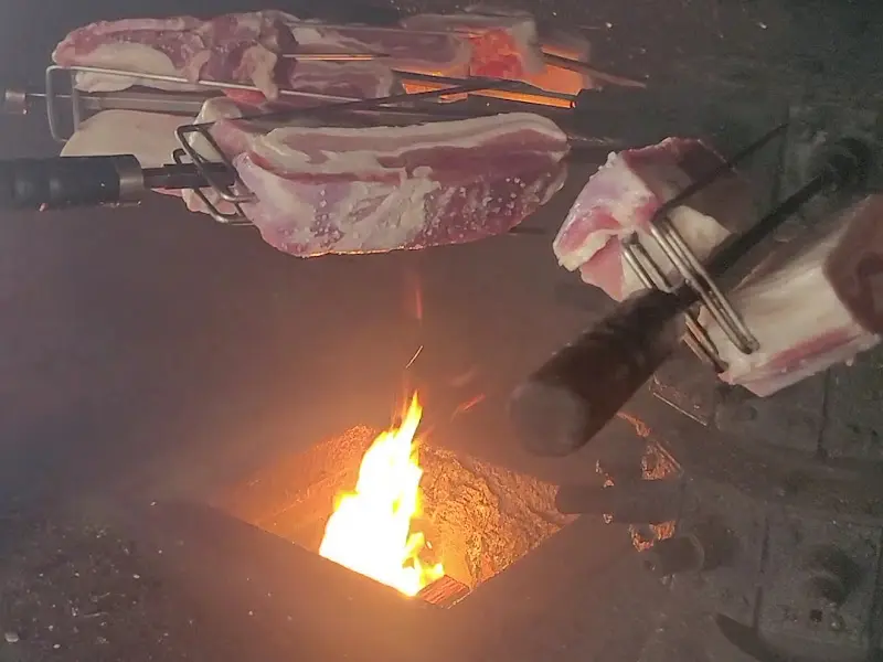 장작불에 초벌되고 있는 삼겹살