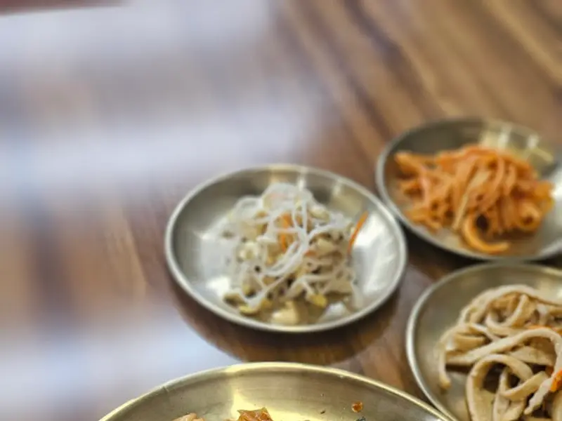 정갈하게 담겨 있는 반찬들