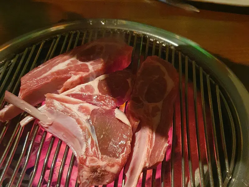 숯불 위에서 구워지는 양갈비