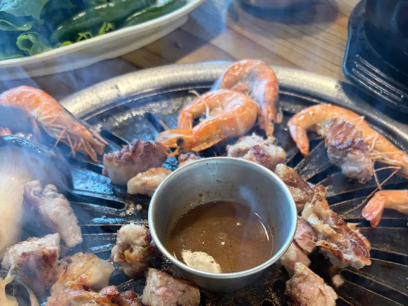 멜젓에 찍어 먹는 흑돼지