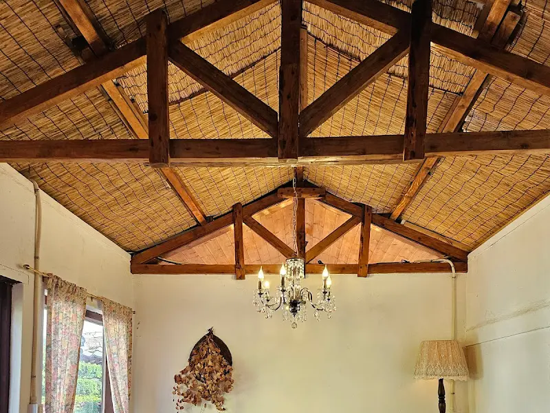 앤티크한 샹들리에 조명이 시선을 사로잡는 실내