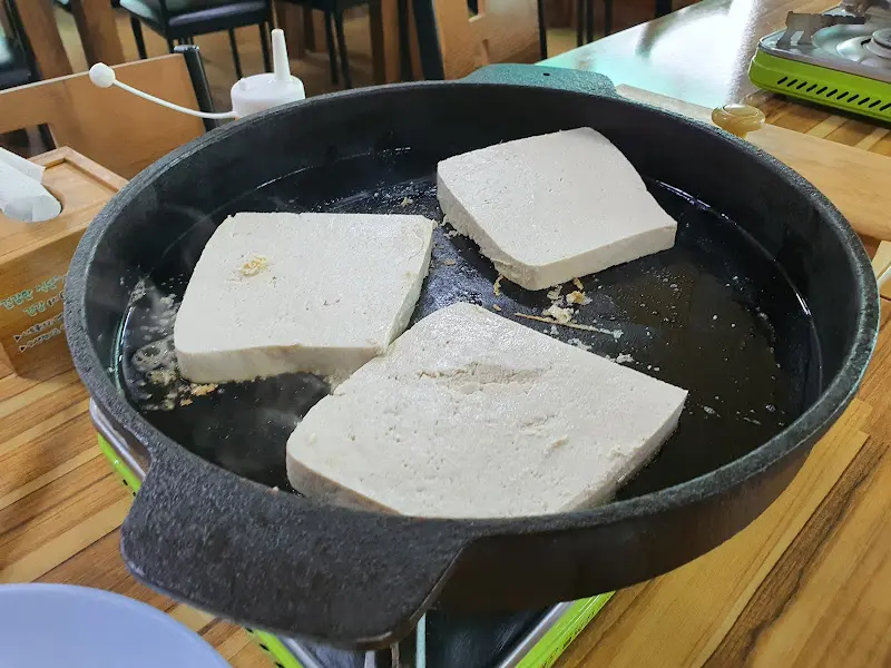 두부를 굽는 모습