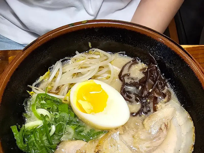 계란 반숙이 올라간 라멘