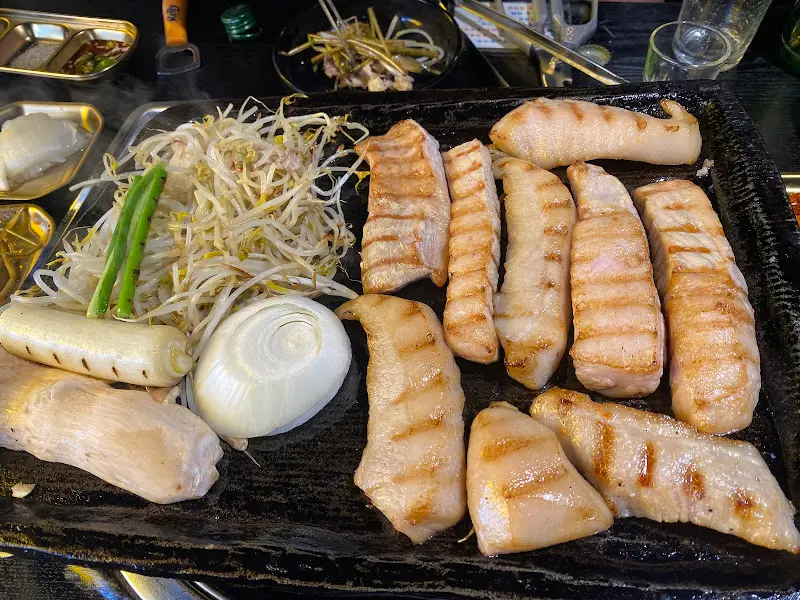 다양한 곁들임 메뉴와 고기