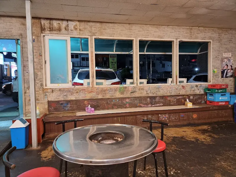 연탄구이 돈사부일체의 넓고 소탈한 내부 공간