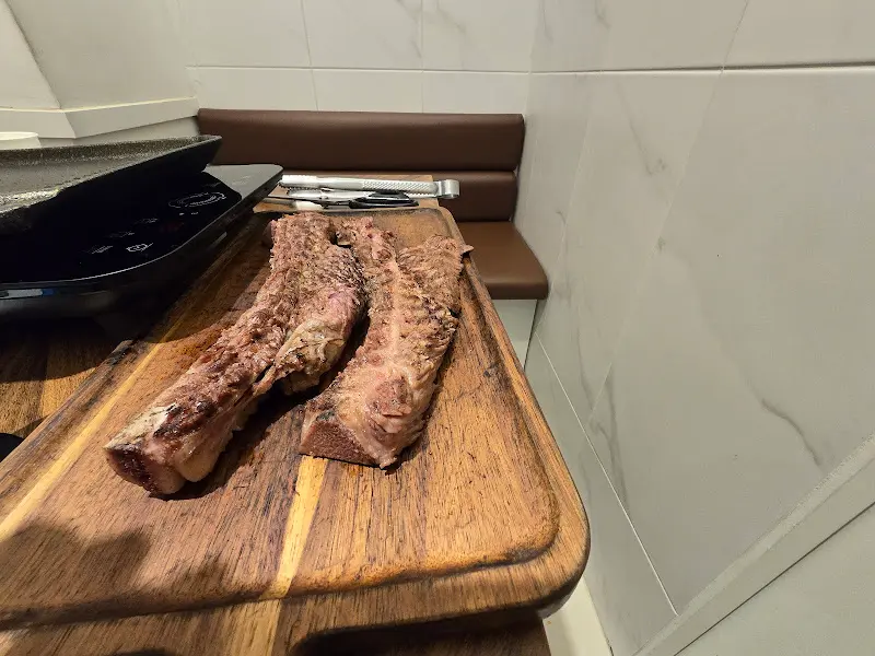 나무 도마 위에 놓인 우대갈비