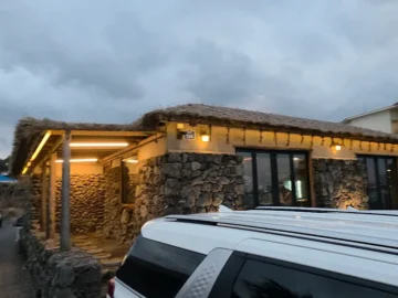 제주 귀덕리 바다 뷰 맛집, 미친흑돈에서 랩처럼 녹는 흑돼지 오겹살