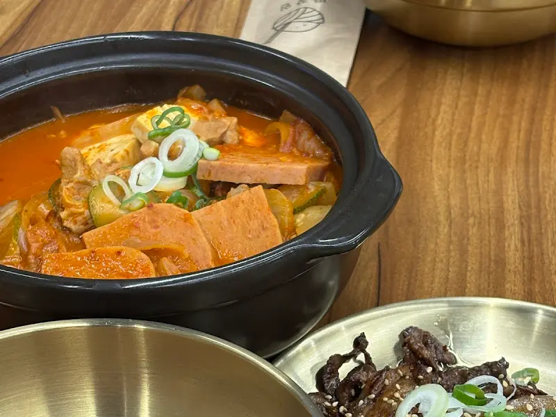 보글보글 끓는 짜글이 김치찌개
