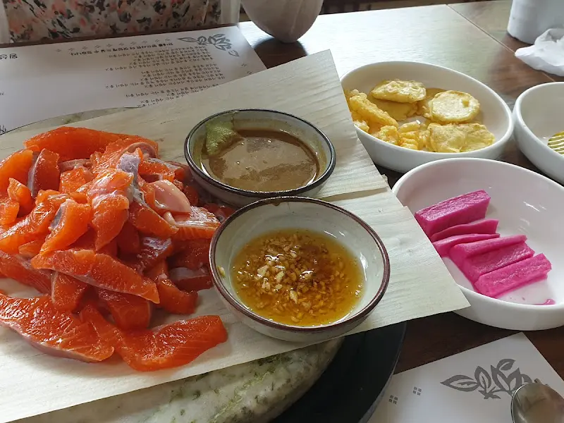 송어회와 곁들여 먹는 밑반찬들