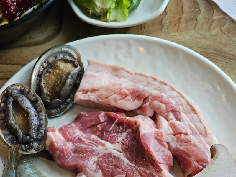 흑돼지 오겹살과 전복